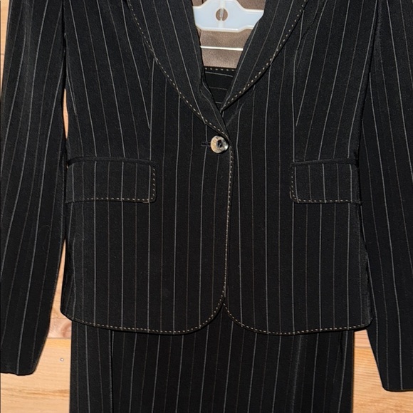 Nine West Black Pinstripe Suit Set Blazer Coat Pleated Skirt size 2 - Picture 4 of 16